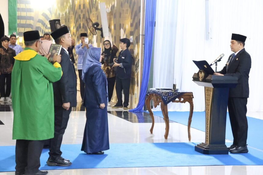 Bupati Andi Rudi Latif Lantik Yulian Herawati sebagai Sekda Tanah Bumbu