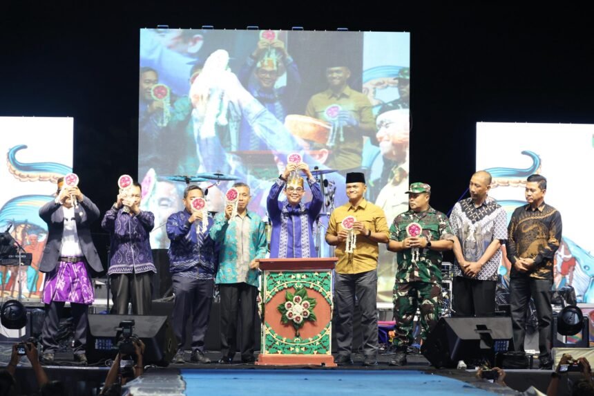 Spektakuler, Ribuan Penonton Tumpah Ruah, Bupati Andi Rudi Latif Buka Aksi Festival Budaya 2025