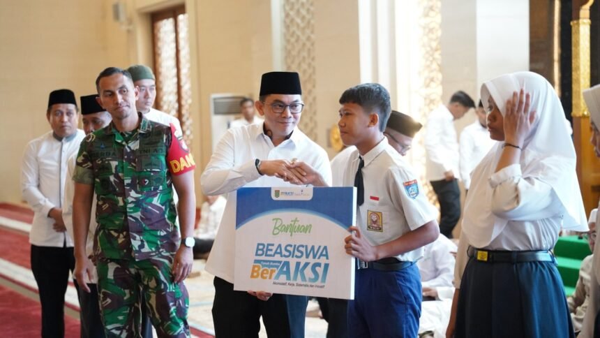 Bupati Tanah Bumbu Salurkan Beasiswa BerAKSI untuk Ribuan Pelajar dan Santri